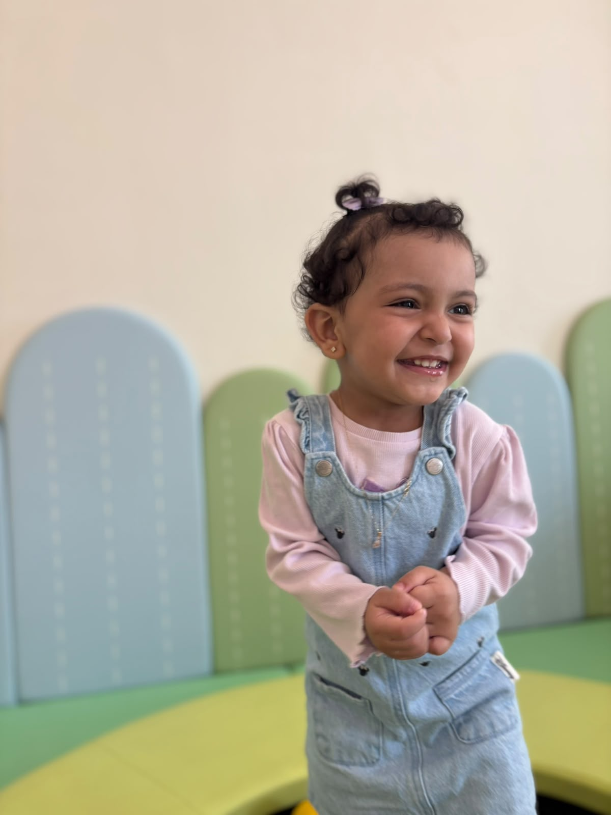 طفلة مبتسمة في غرفة اللعب